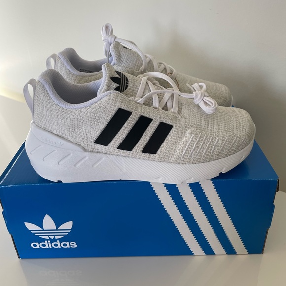 NIB Kids Adidas Originals Swift Run 22 Sneakers White Black Size 3 Little Kid - Picture 5 of 7